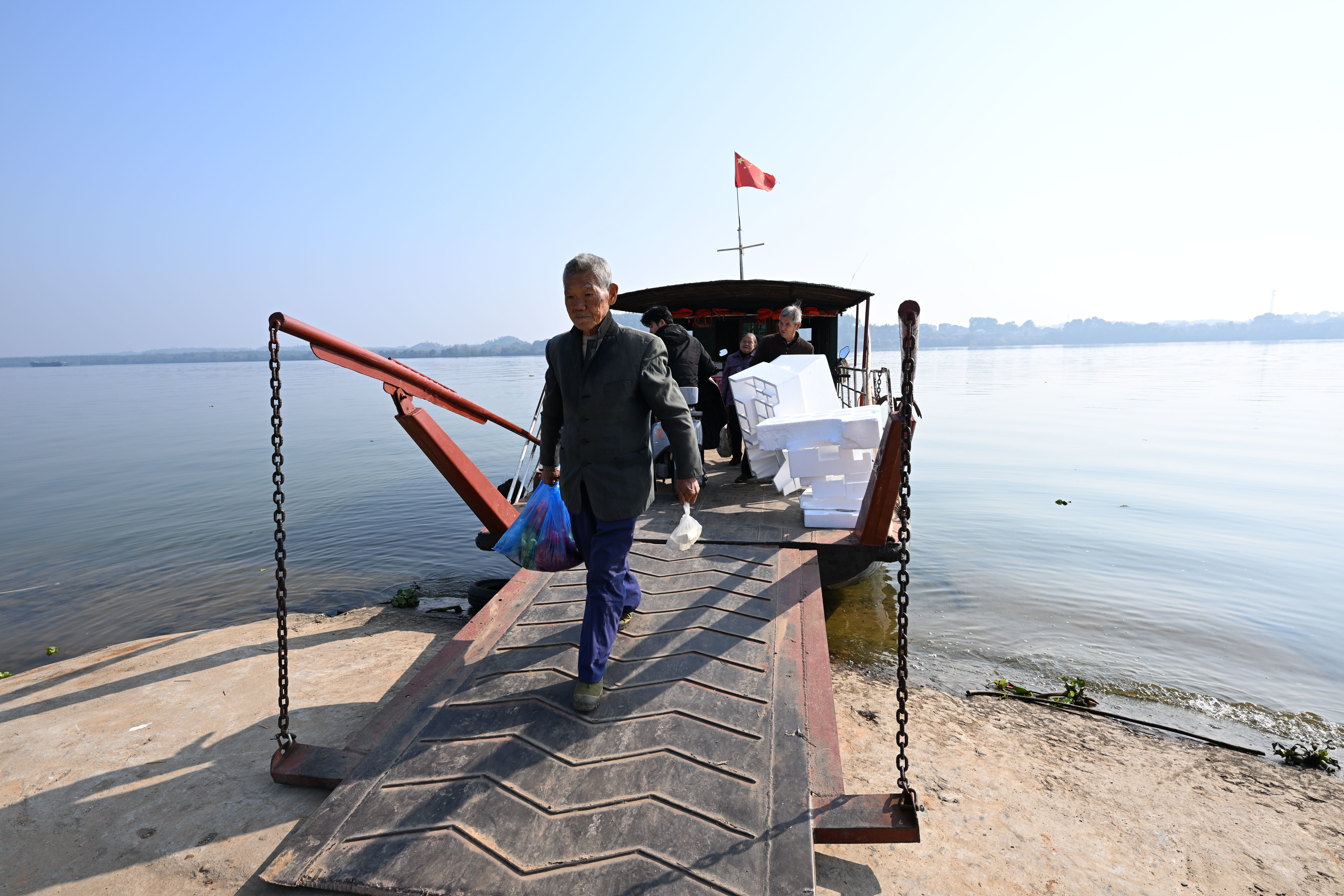 ▲泰和竹山渡口,村民带着集市上购买的新鲜食材下船。