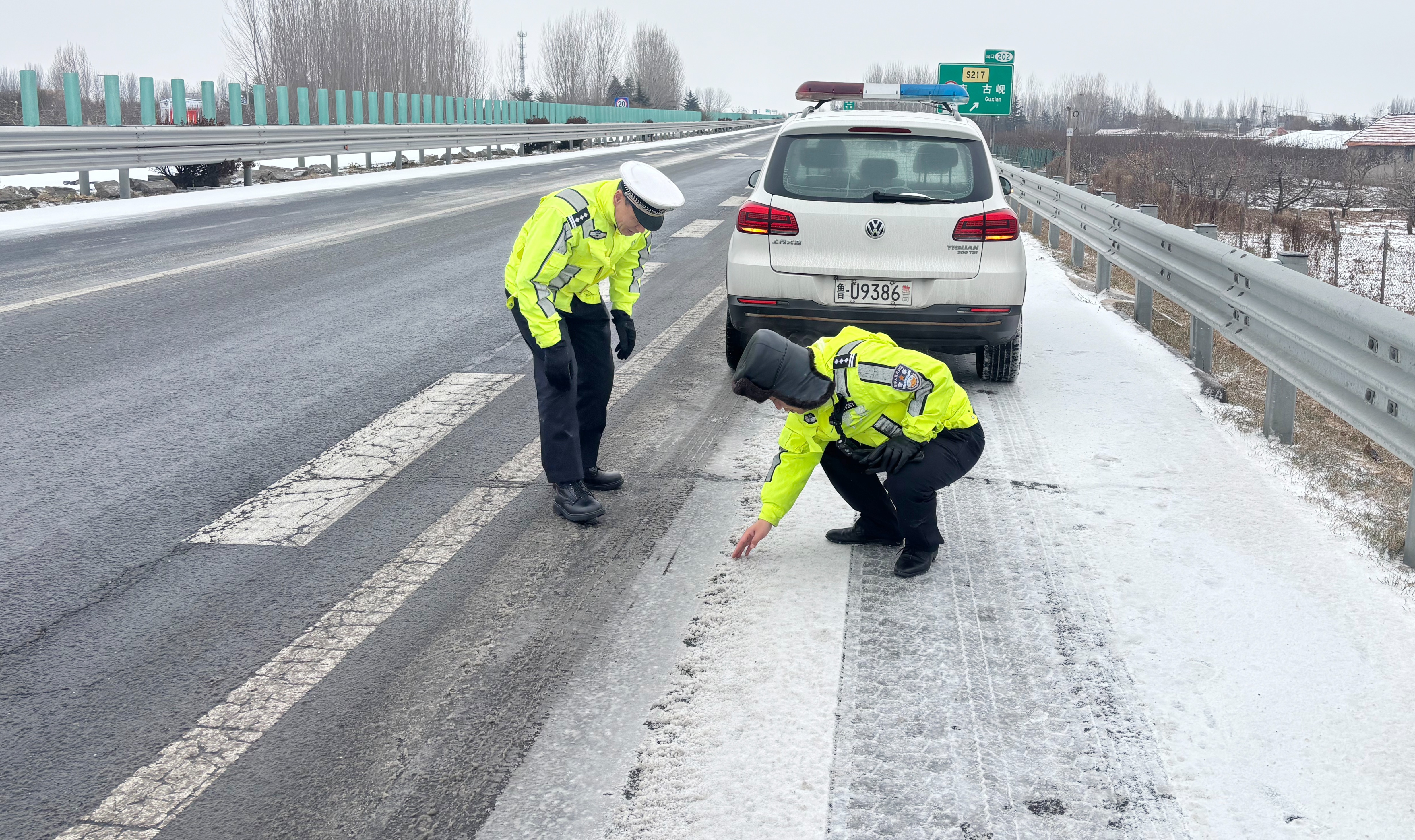 寒潮降雪来袭,青岛公安交管精准防控全力护航道路安全