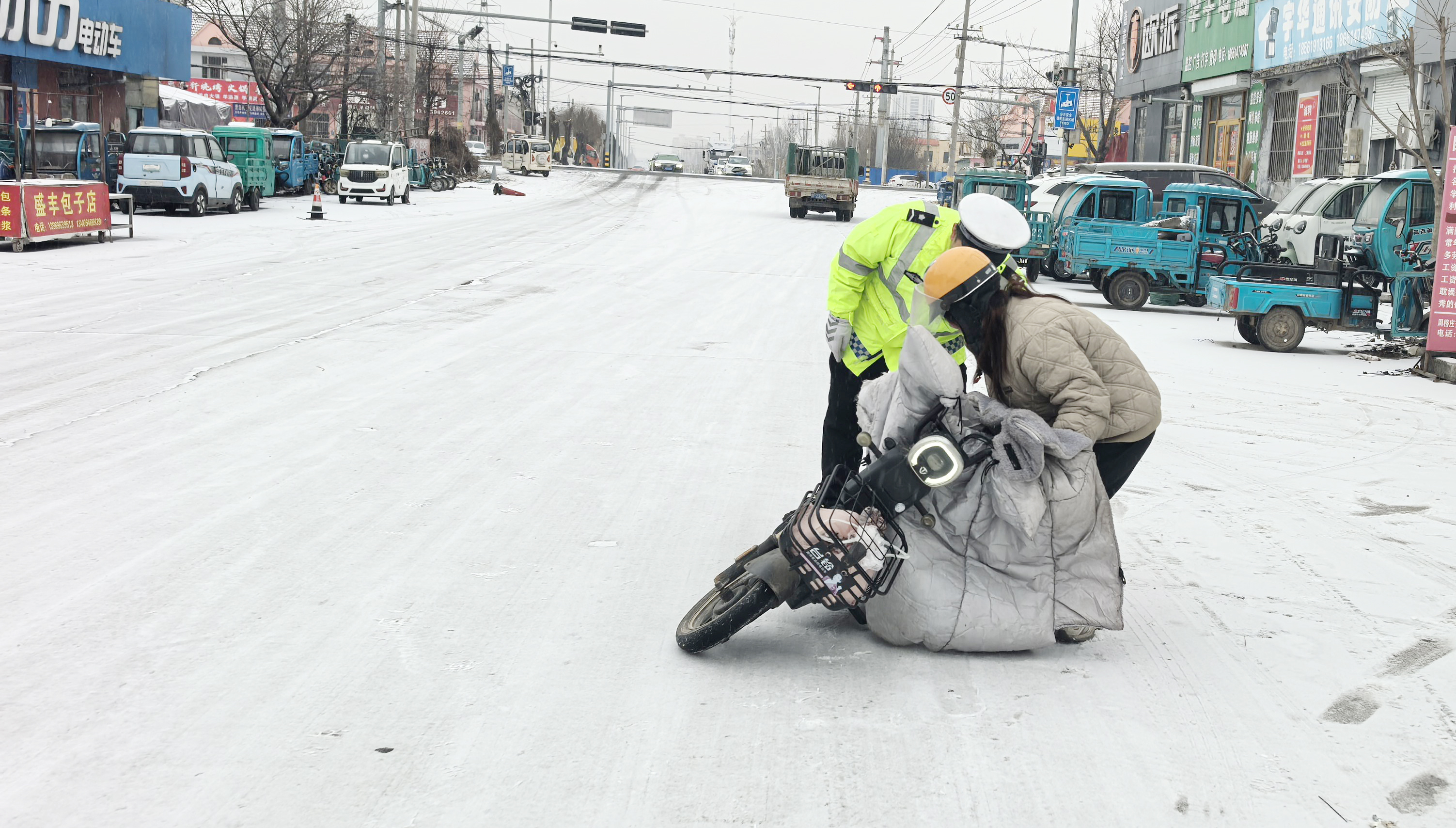 寒潮降雪来袭,青岛公安交管精准防控全力护航道路安全