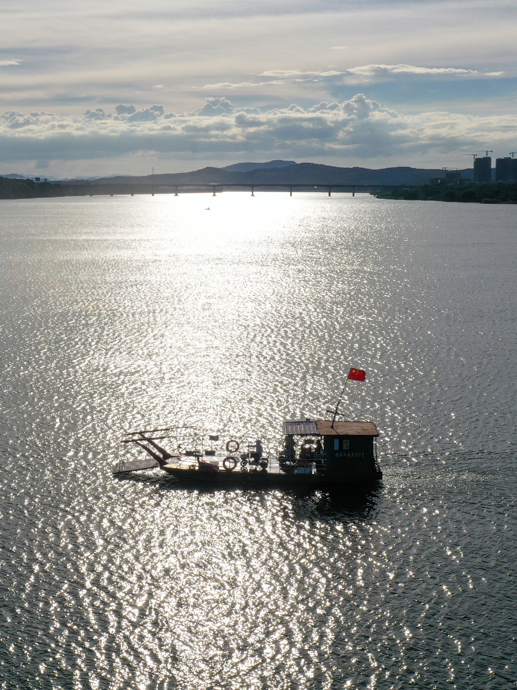 ▲永昌渡口的渡船往来于县城和塘洲圩镇之间。