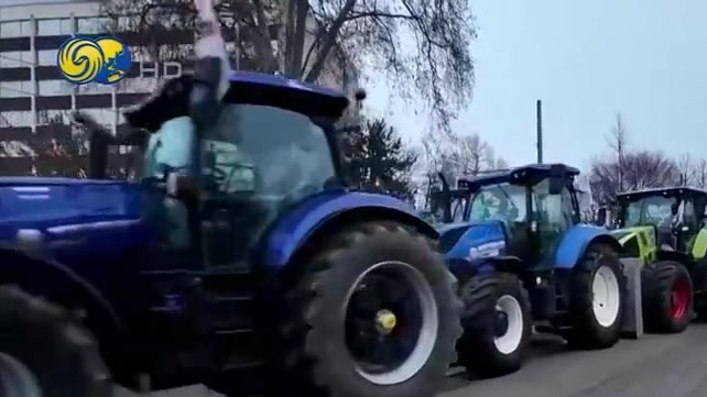 欧洲多国农民驾驶拖拉机包围欧洲议会