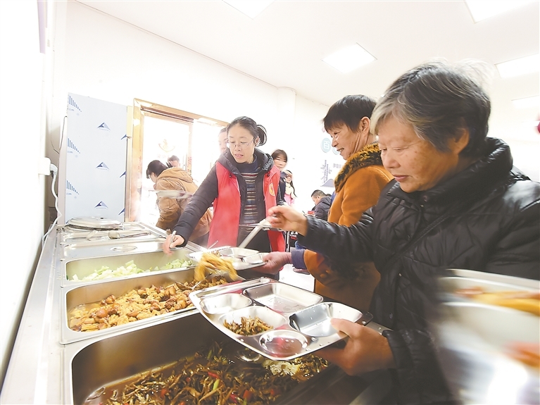 1月6日，会昌县城市社区贡江社区的幸福食堂投入运营，70余名老人围坐一堂，共享热腾腾的午餐。通讯员 吕春华摄