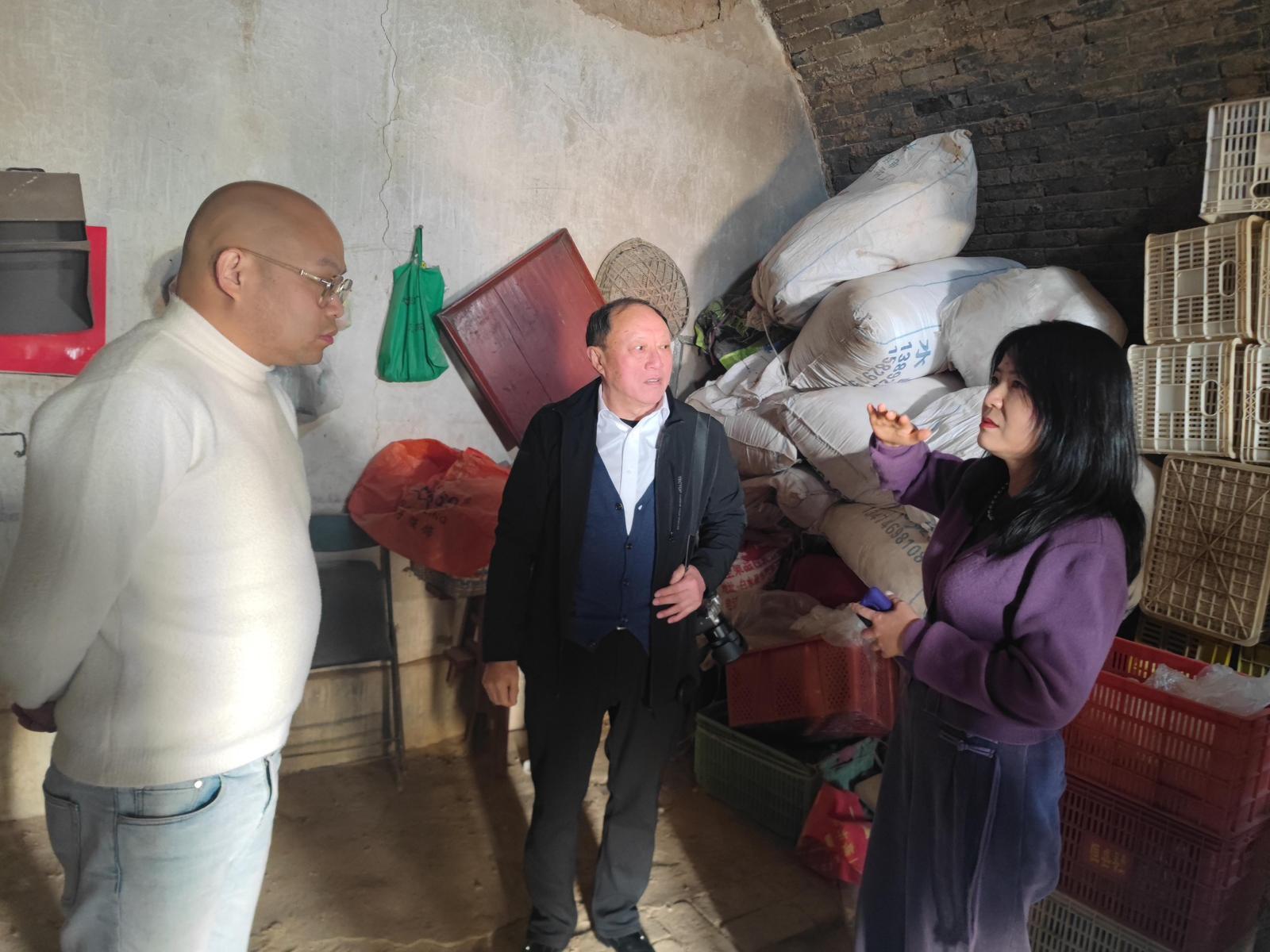 杨文秀（右）带领爱心人士深入白水农村家访