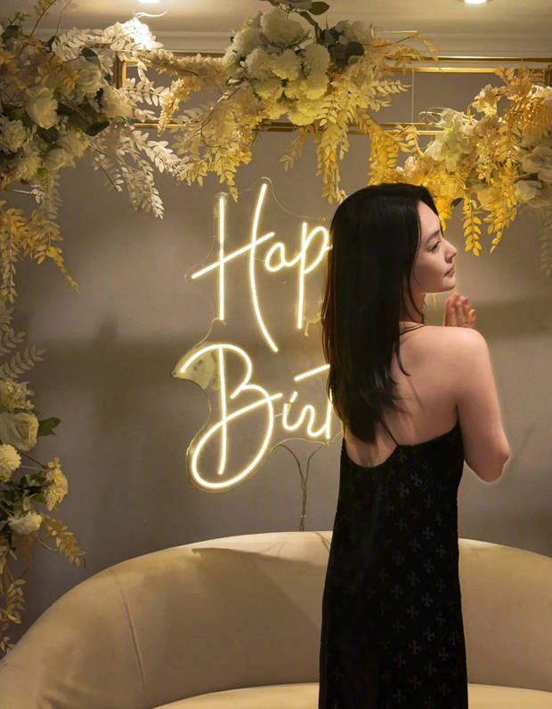 阿娇大方秀光滑美背，肌肤白皙。