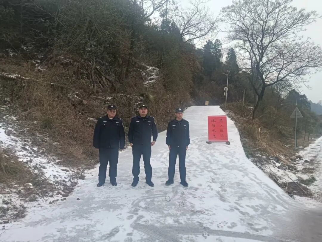 龙潭镇乡村结冰路段已封路，桃龙大道车流量稀少，有一定结冰路滑情况，可缓慢通行。 (2).jpg
