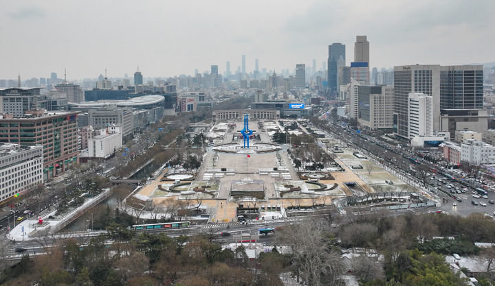 1月19日,降雪中的济南城区。新华社记者 徐速绘 摄