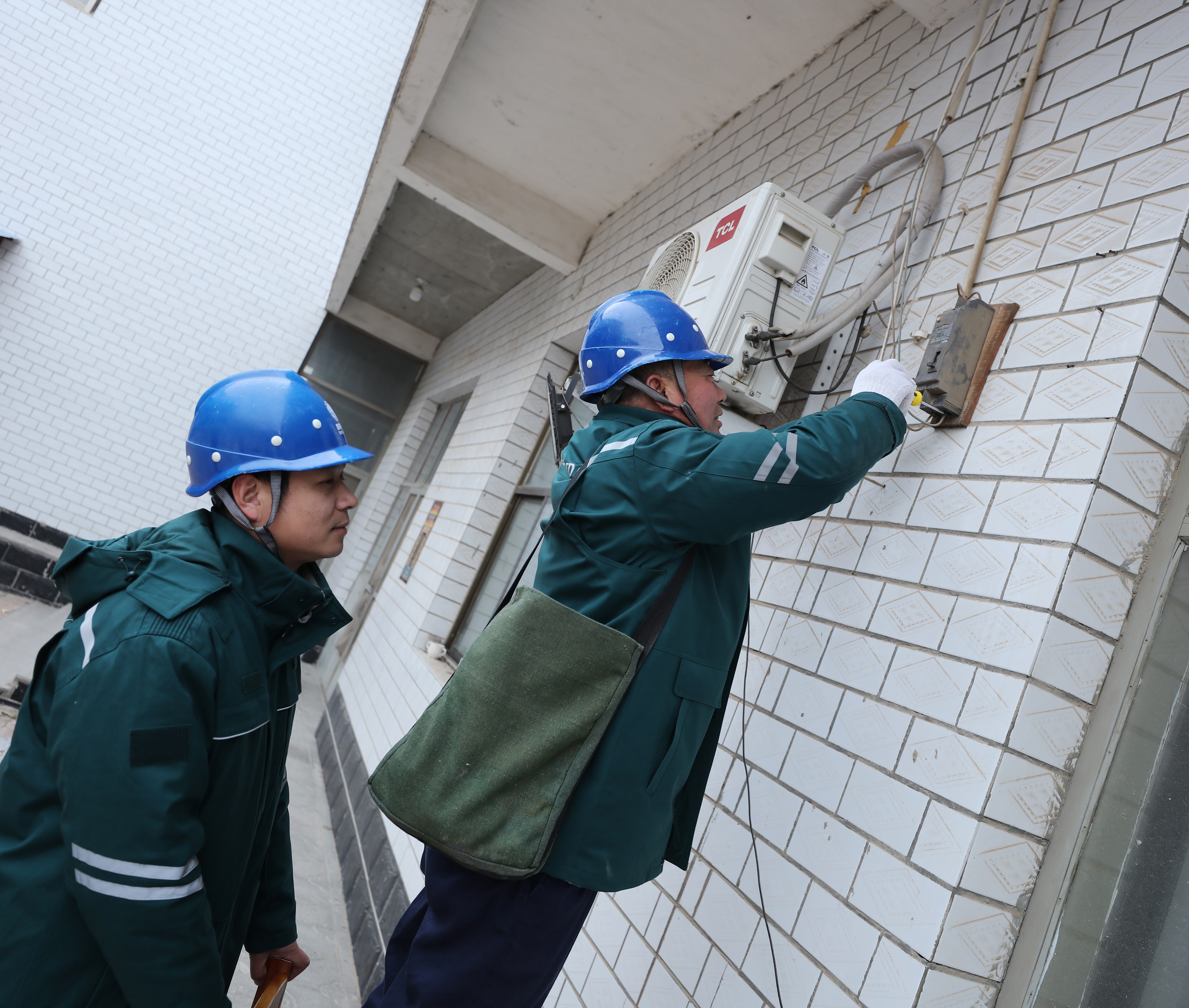 1月16日,河北省衡水市2026年“三下乡”集中示范服务活动中,枣强县供电公司工作人员走进大营镇吴旧路寺村村民家中开展线路检修服务。陈月振 摄