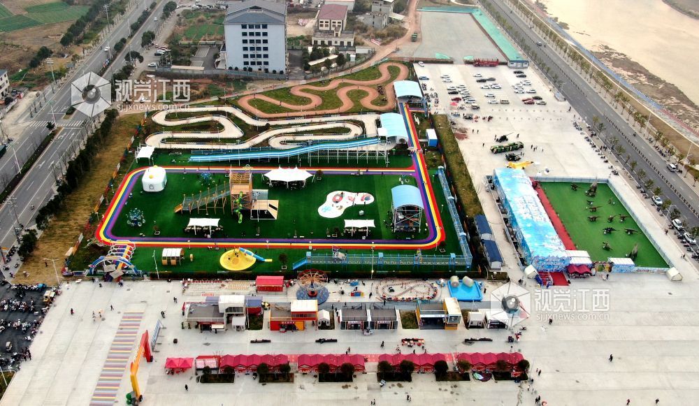 2026年1月20日，江西省遂川县文化产业中心主广场化身新春欢乐场，市民游客在此沉浸式体验潮玩项目，尽享文旅融合的独特魅力。