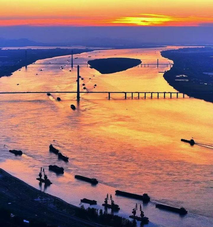 在江西九江航拍的“黄金水道”。图/沈双武 摄