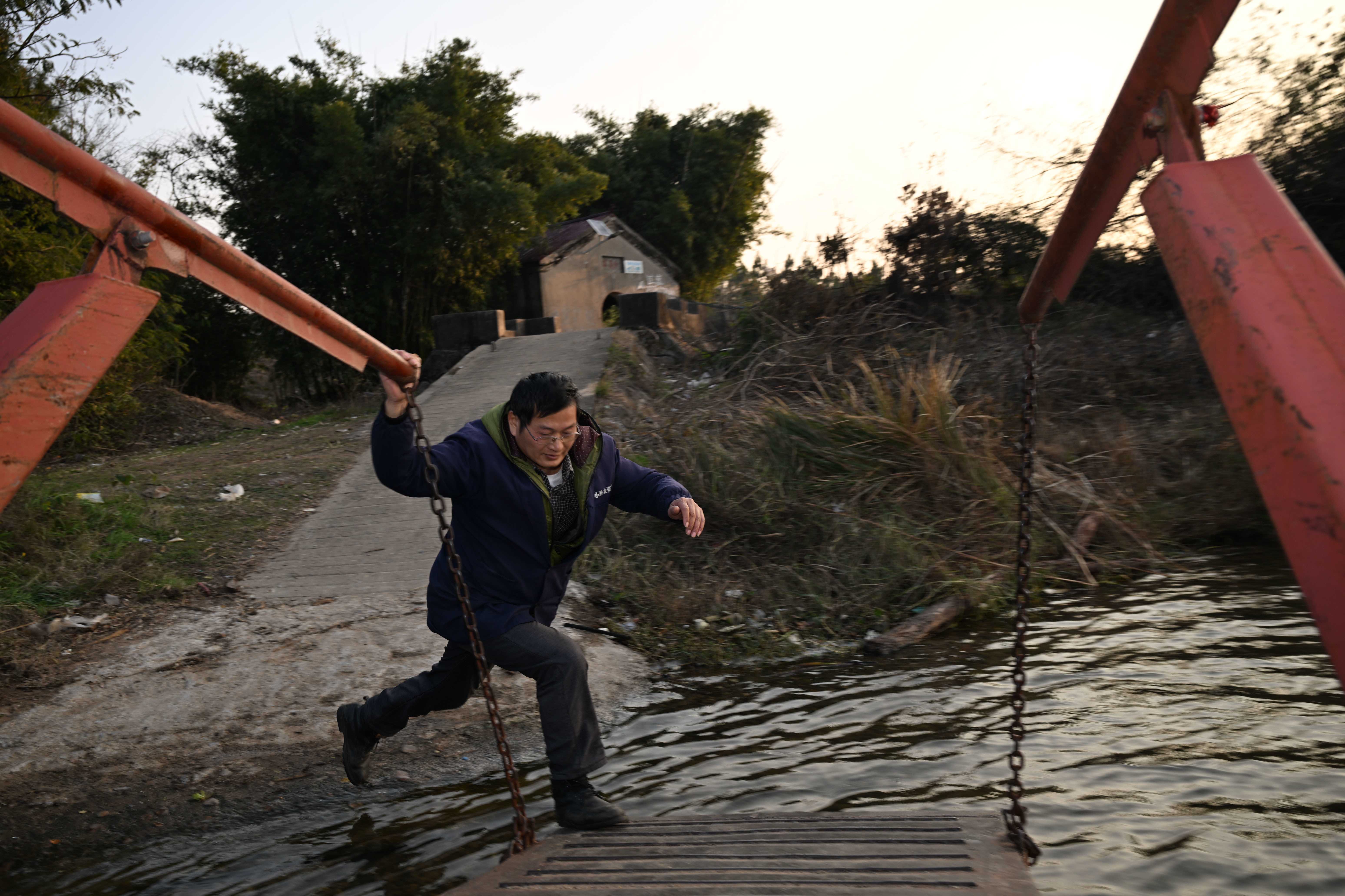 ▲2025年12月26日,沿溪渡口渡工康宏松推船启航,离开塘洲镇往沿溪镇驶去。