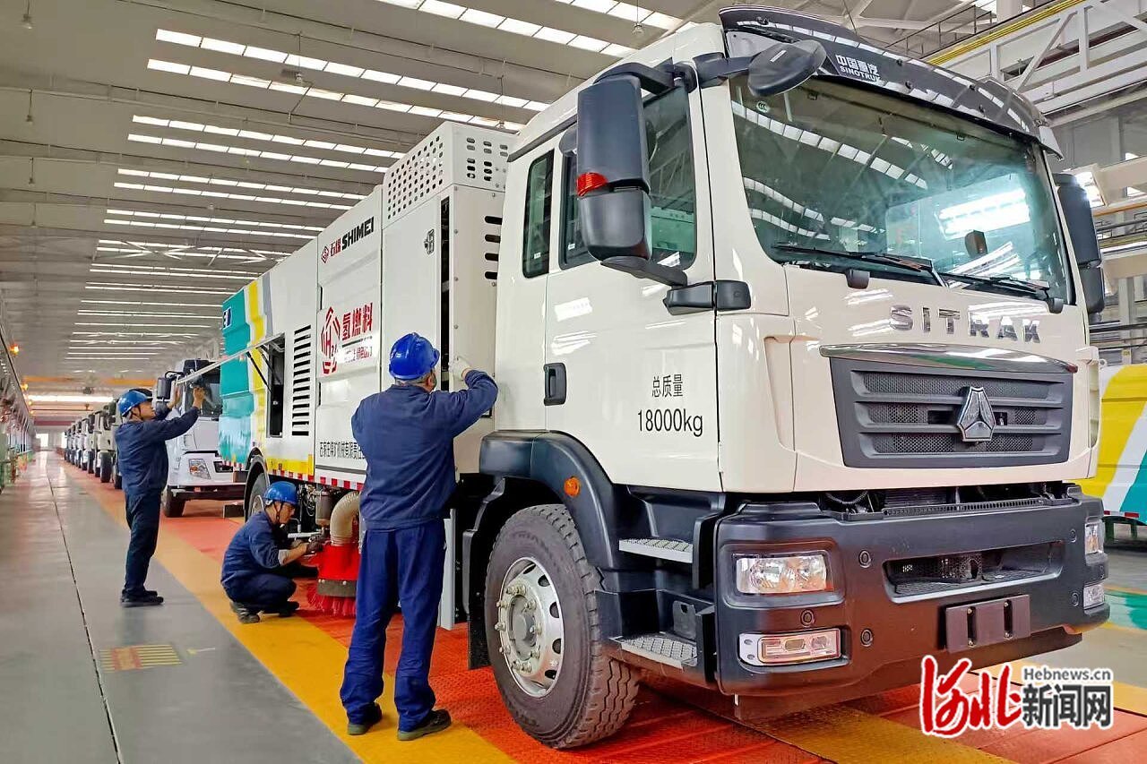 1月8日，石煤机公司技术工人在检查新生产的新能源环卫车。杨颖敏摄