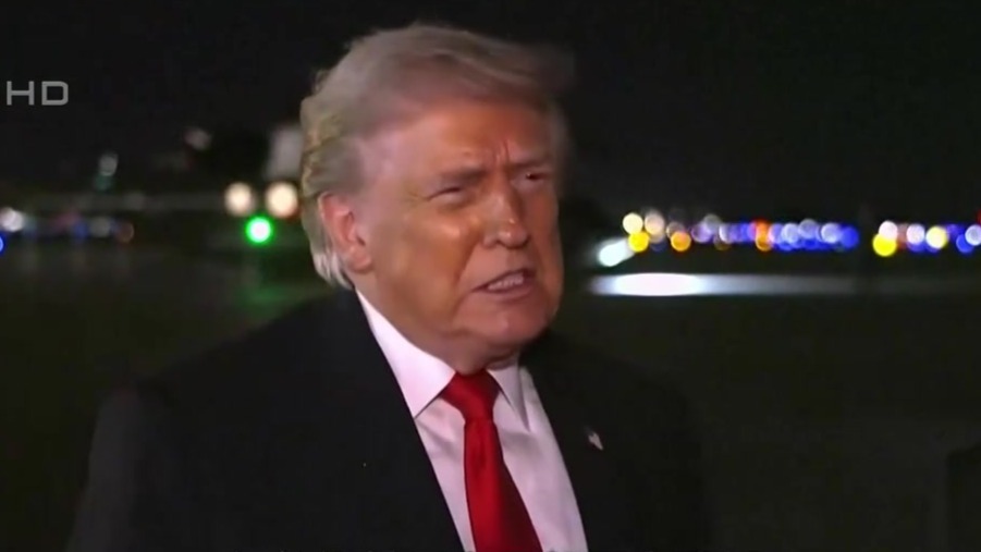 特朗普重申必须把格陵兰岛弄到手，“他们甚至自己都不去那里”