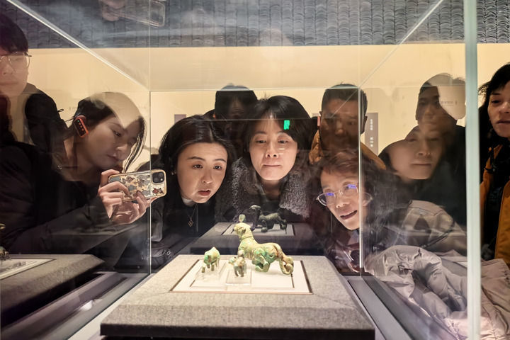 游客在南昌汉代海昏侯国遗址博物馆参观青铜虎(2026年1月1日摄)。 新华社 图