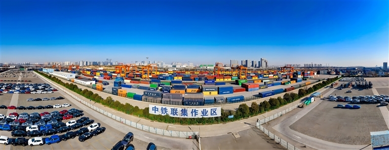 1月17日,繁忙的中铁联集郑州中心站。记者 聂冬晗 摄