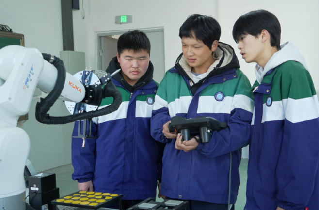 瑞昌中等专业学校学生进行实操训练