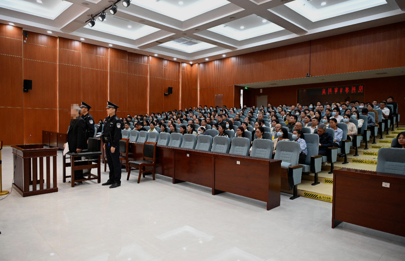 法槌响警钟鸣 筑底线守初心——保亭法院公开审理万某新职务犯罪案件