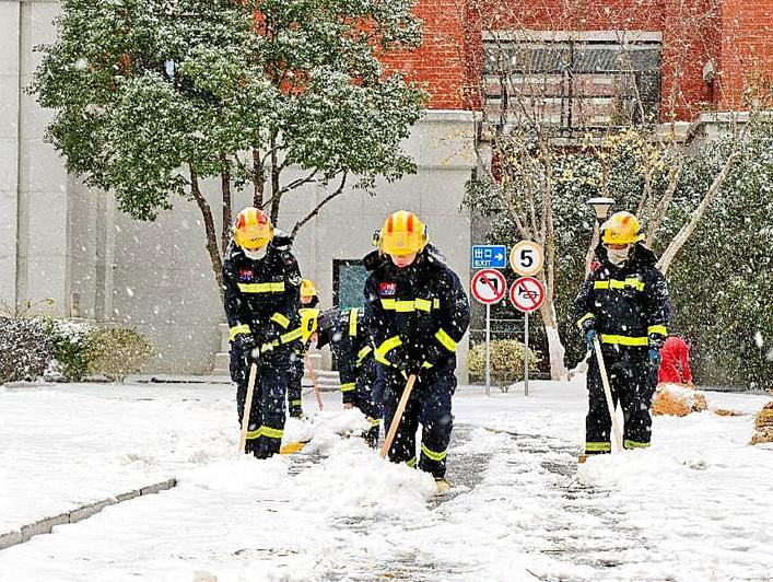 消防人员帮助铲雪除冰