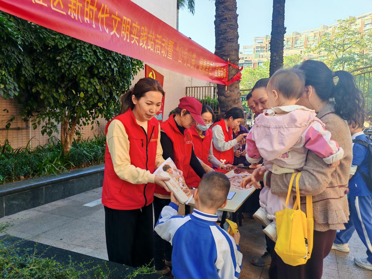 工作人员派发宣传纸页