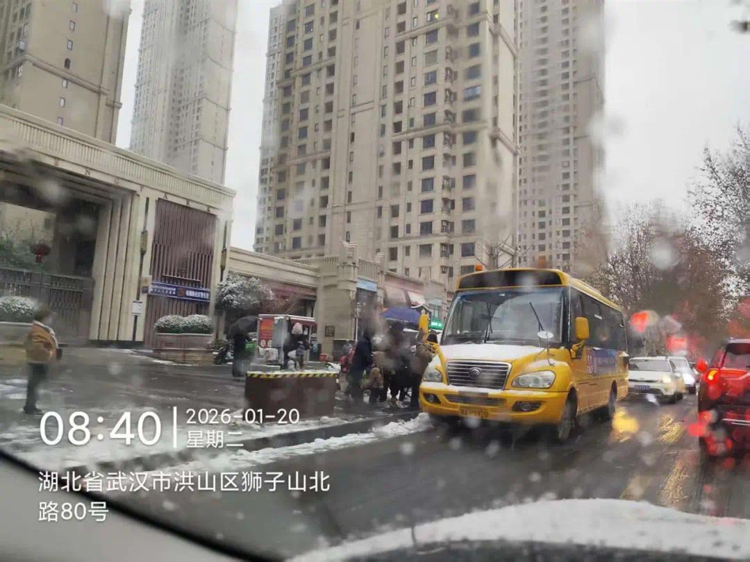 坚持上幼儿园的小朋友们 刘国庆摄.jpg