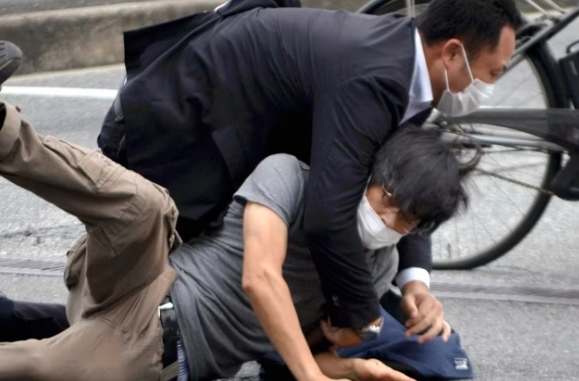 人物|枪杀安倍被判无期,他是如何一步步走上这条路的?