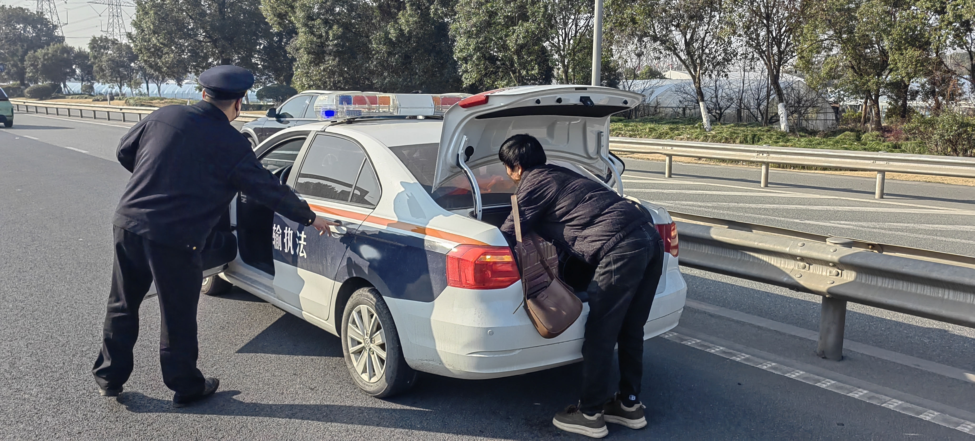 执法有力度 服务有温度——镇海区交通执法队紧急护送赶机乘客获点赞