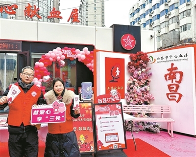 献血点精心布置新春主题展板