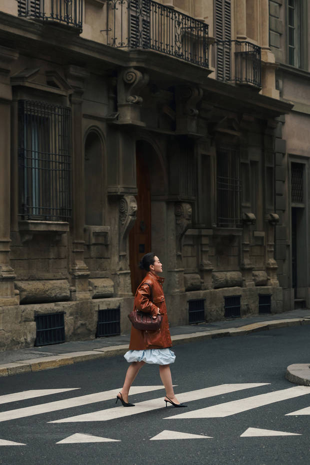 贾玲出行路透，皮衣造型气场十足。