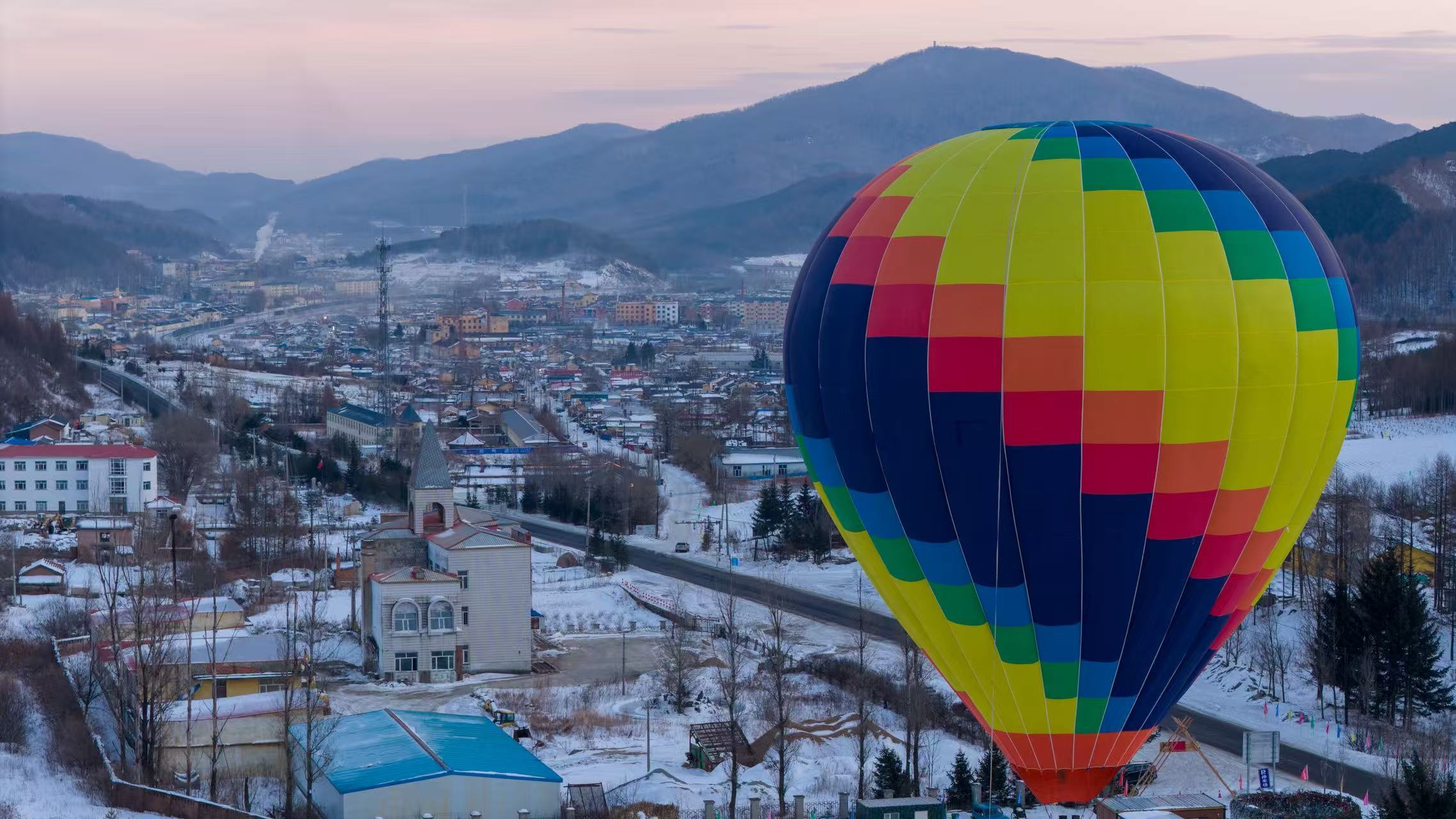 热气球亮相横道河子镇