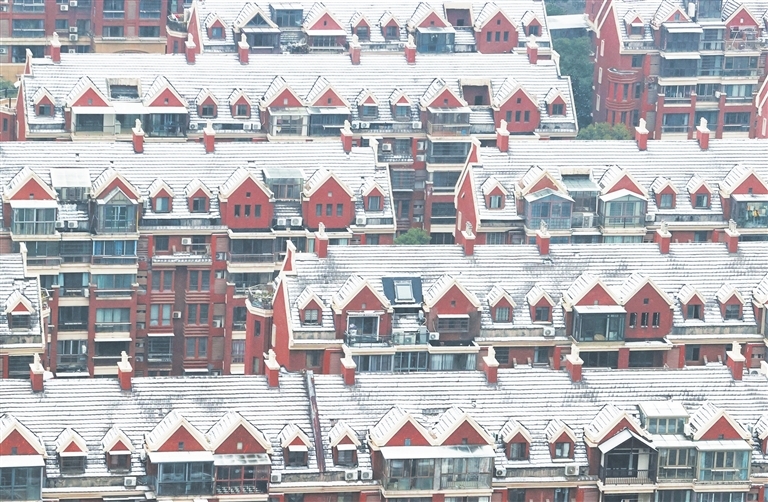 屋顶覆薄雪。（浔阳晚报记者 张驰 摄）