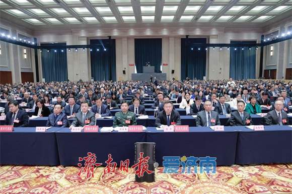 市十八届人大五次会议开幕 韩金峰主持 于海田作政府工作报告 刘强雷杰孙开连杨峰在主席台就座