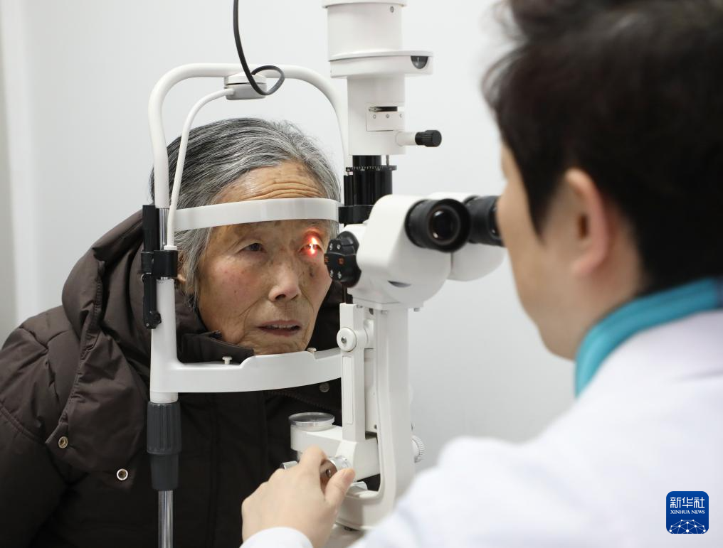 1月17日，在甘肃省漳县人民医院眼科门诊，当地患者接受眼疾检查。新华社记者　张智敏　摄