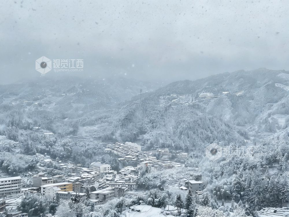 2026年1月21日，江西省遂川县高坪、营盘圩等山区乡镇，黛山、屋舍、田垄皆覆素白，宛如水墨画卷。