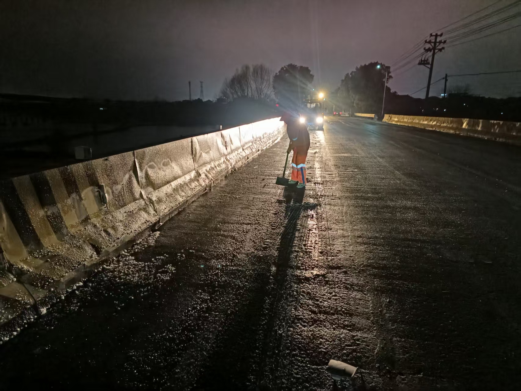 九江湖口：昼夜坚守抗严寒 多措并举保畅通