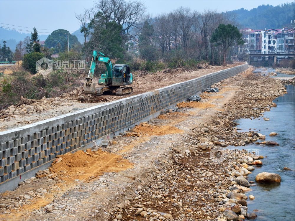 2026年1月17日,江西省吉安市泰和县水槎乡合江村,机械设备正在进行河道护坡加固施工作业。江西泰和县积极推进水槎水山洪沟防洪治理工程项目建设,清淤疏浚,加固岸防,兴修步道,打造岸绿水碧景美的水利设施景观,保护流域耕地,助力水土保持。