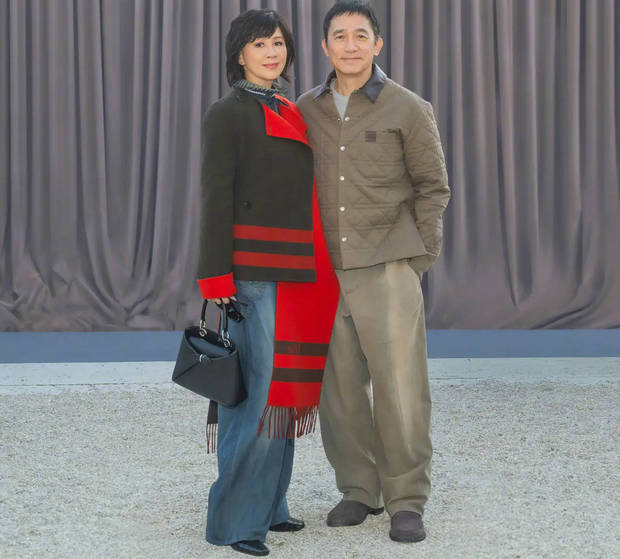 刘嘉玲梁朝伟夫妻同框，笑容温和。