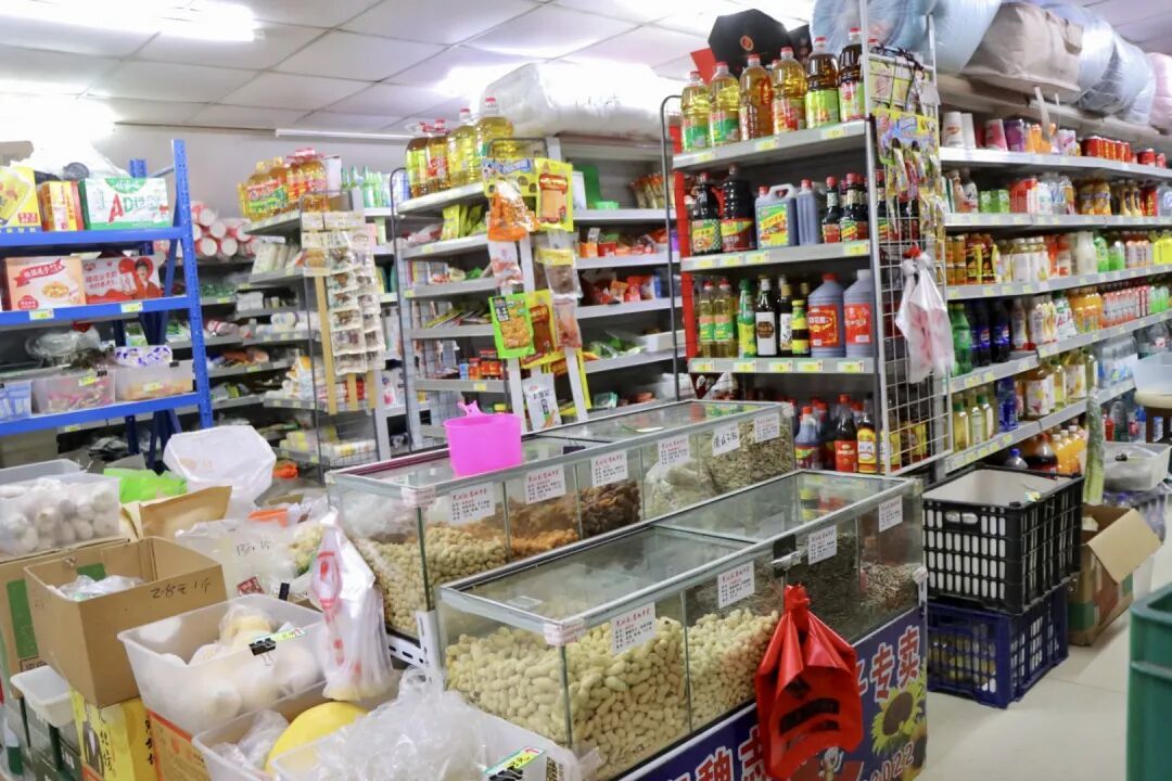 小港有家“小店”，店外的牌子很醒目……