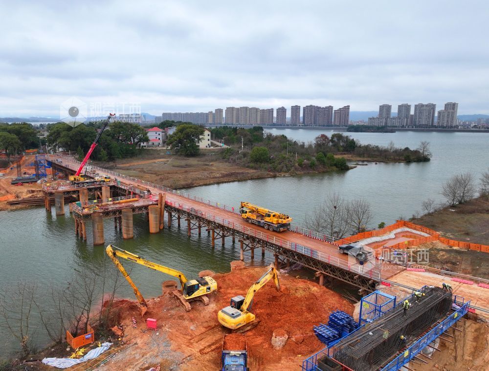 2026年1月20日，江西省吉安市泰和县省道S221改建工程云亭大桥正在建设施工。