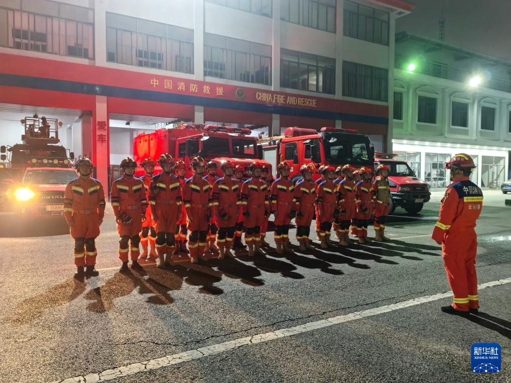 1月19日，当地消防救援力量迅速集结准备赶往地震现场。新华社发