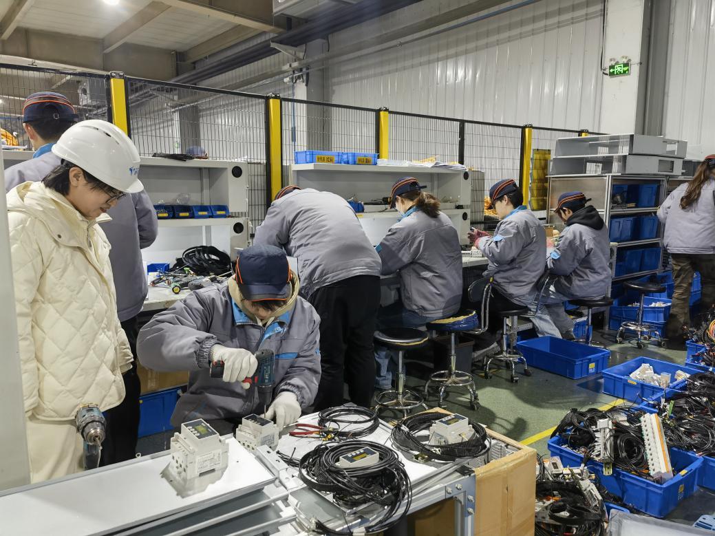 学生在企业生产一线