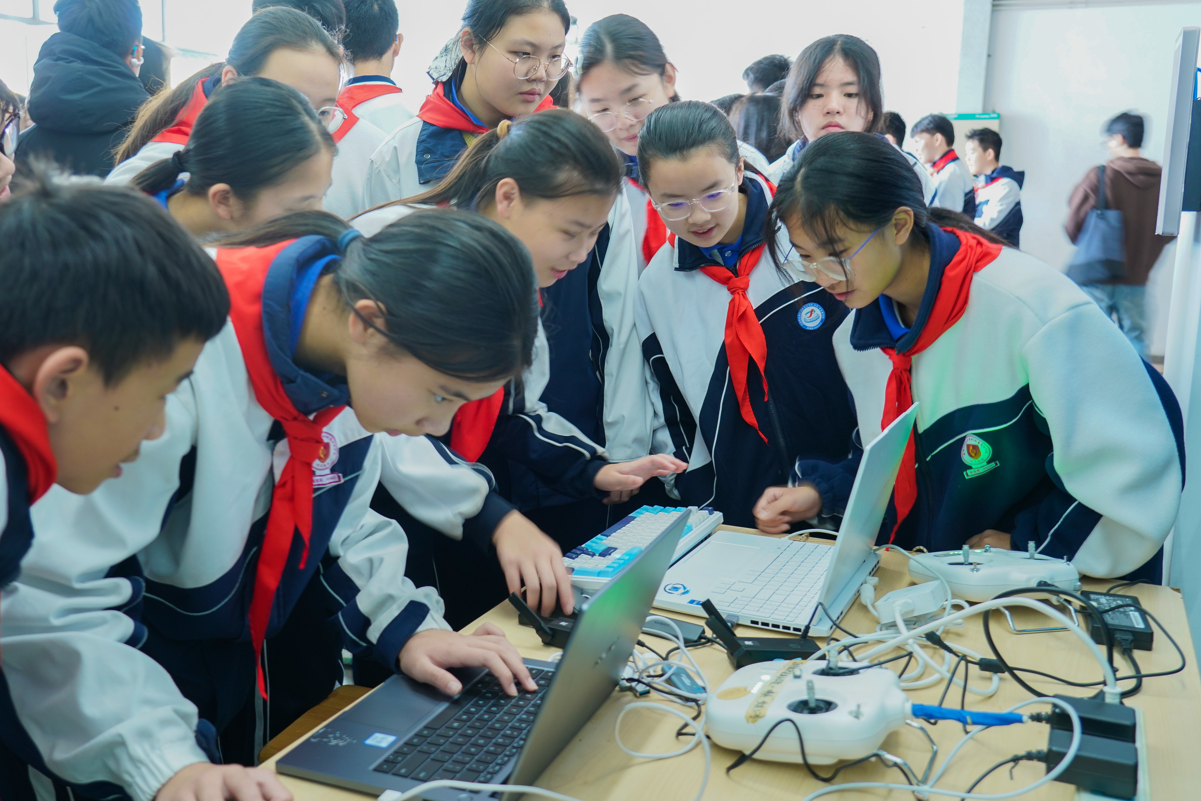 全市首发！龙岗青少年鸿蒙生态创新实践基地揭牌，科技育人再添新引擎～