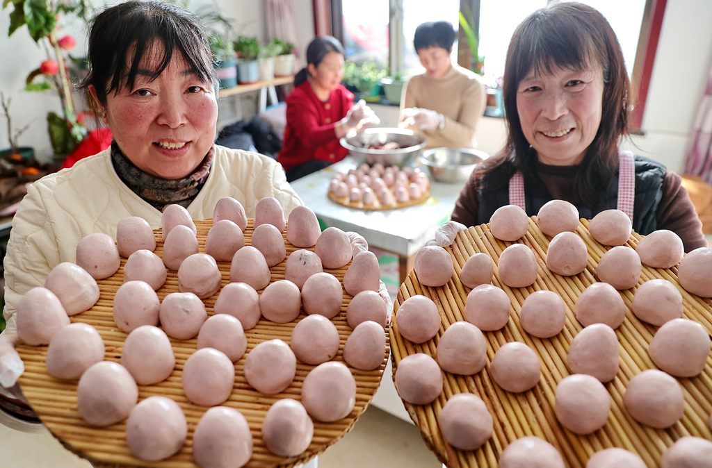 1月19日，秦皇岛市海港区房庄村村民展示制作完成的粘豆包。