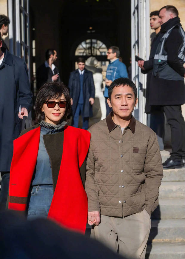 刘嘉玲挽梁朝伟牵手下楼，气场十足。