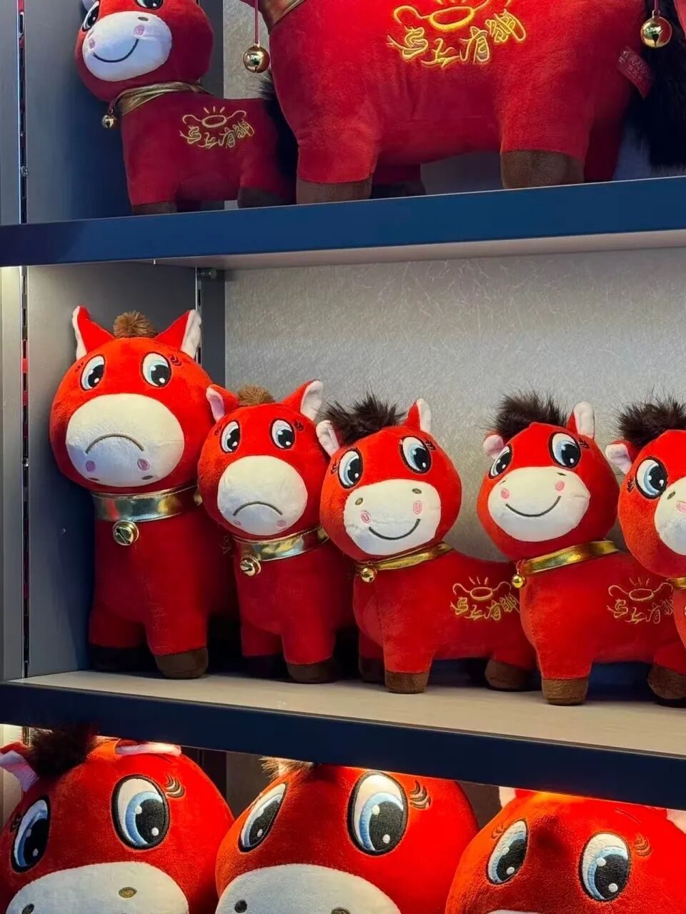 张火清线下门店摆放的“哭哭马”与“笑笑马”公仔。图/九派新闻 黄巧文