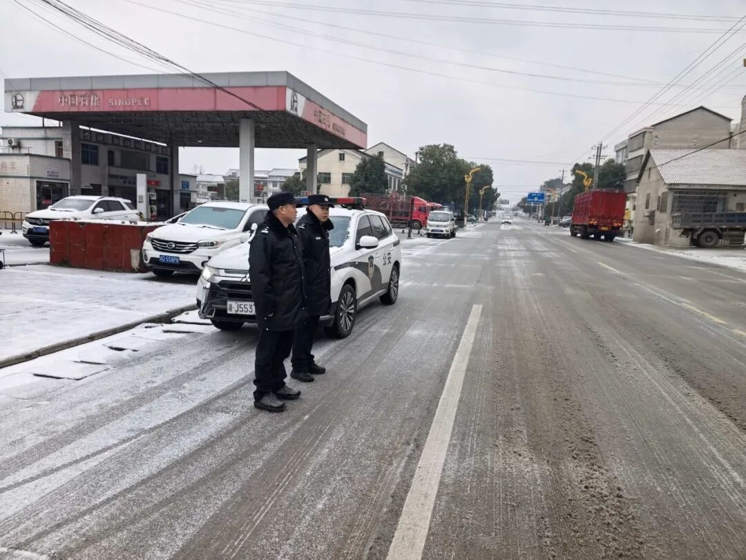 盘塘派出所经巡查，石陬公路盘塘段，车流量不大，路面结冰不明显。 (3).jpg