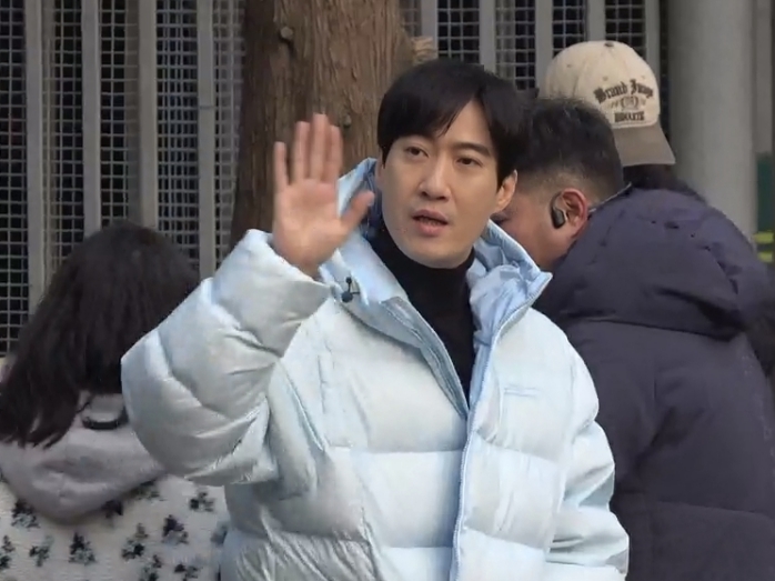 常远现身2026央视春晚首次联排，热情向大家打招呼。