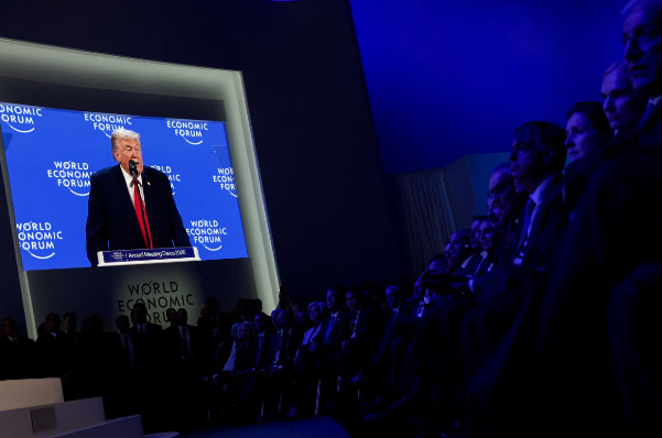 美媒：特朗普冗长演讲令现场观众走神，有人玩手机有人强忍哈欠