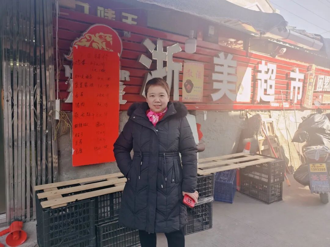 小港有家“小店”，店外的牌子很醒目……