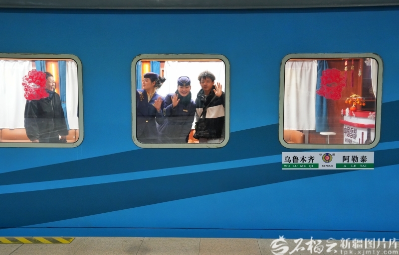乘坐首趟“中国雪都·我的阿勒泰”号旅游列车的乘客在乌鲁木齐站等待发车。朱瑶瑶摄