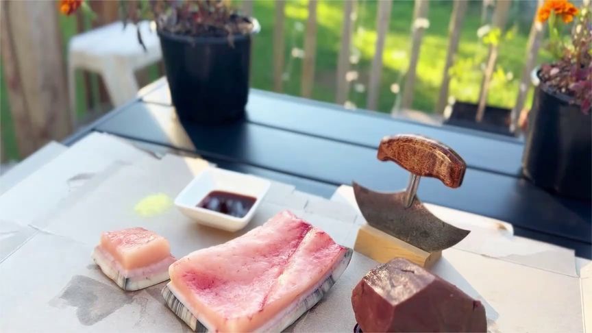 因纽特人餐桌上的鲸鱼肉，就这样一边切一边吃了，太疯狂生猛