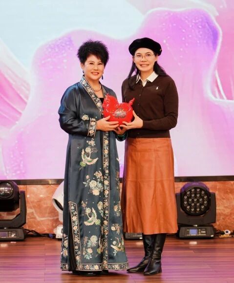 友好赠送仪式：中国美术家协会会员邹莉赠送画作《英风》，广东省书法家协会会长陈飞舞赠送书法作品《樵山慧光》，佛山市民营女企业家商会党支部书记陈洁明赠送大福马